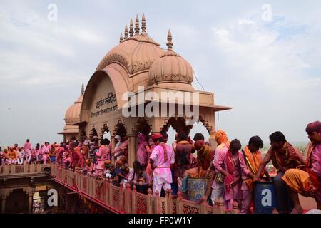 Mathura, Uttar Pradesh, Indien. 17. März 2016. Mathura: Anhänger von Barsana Radhe Rani Tempel, Barsana in Mathura auf 17.03.2016. Foto von Prabhat Kumar Verma Credit: Prabhat Kumar Verma/ZUMA Draht/Alamy Live News Stockfoto