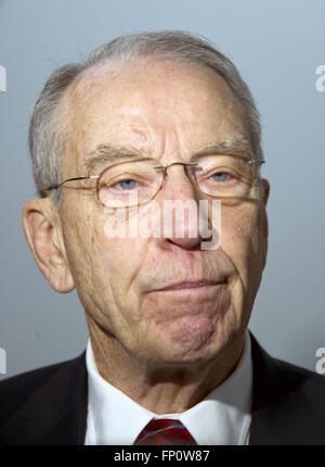 Washington, District Of Columbia, USA. 17. März 2016. Sprechen Sie Vereinigte Staaten Senator Chuck Grassley (Republikanische of Iowa), Vorsitzender, U.S. Senate Committee on der Justiz gegenüber Reportern nach einem executive Business-Meeting auf dem Capitol Hill in Washington, DC auf Donnerstag, 17. März 2016 den Vorsitz. Grassley wiederholt, dass er keine Bestätigung Anhörungen über die Ernennung der Richter Merrick Garland als Associate Justice von der US Supreme Court ersetzt Gerechtigkeit Antonin Scalia durchführen wird. Bildnachweis: Ron Sachs/CNP © Ron Sachs/CNP/ZUMA Draht/Alamy Live-Nachrichten Stockfoto