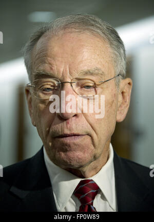 Washington, District Of Columbia, USA. 17. März 2016. Sprechen Sie Vereinigte Staaten Senator Chuck Grassley (Republikanische of Iowa), Vorsitzender, U.S. Senate Committee on der Justiz gegenüber Reportern nach einem executive Business-Meeting auf dem Capitol Hill in Washington, DC auf Donnerstag, 17. März 2016 den Vorsitz. Grassley wiederholt, dass er keine Bestätigung Anhörungen über die Ernennung der Richter Merrick Garland als Associate Justice von der US Supreme Court ersetzt Gerechtigkeit Antonin Scalia durchführen wird. Bildnachweis: Ron Sachs/CNP © Ron Sachs/CNP/ZUMA Draht/Alamy Live-Nachrichten Stockfoto