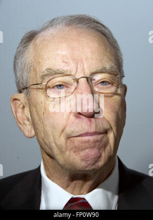 Washington, District Of Columbia, USA. 17. März 2016. Sprechen Sie Vereinigte Staaten Senator Chuck Grassley (Republikanische of Iowa), Vorsitzender, U.S. Senate Committee on der Justiz gegenüber Reportern nach einem executive Business-Meeting auf dem Capitol Hill in Washington, DC auf Donnerstag, 17. März 2016 den Vorsitz. Grassley wiederholt, dass er keine Bestätigung Anhörungen über die Ernennung der Richter Merrick Garland als Associate Justice von der US Supreme Court ersetzt Gerechtigkeit Antonin Scalia durchführen wird. Bildnachweis: Ron Sachs/CNP © Ron Sachs/CNP/ZUMA Draht/Alamy Live-Nachrichten Stockfoto