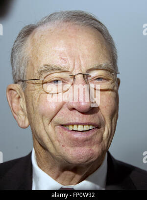Washington, District Of Columbia, USA. 17. März 2016. Sprechen Sie Vereinigte Staaten Senator Chuck Grassley (Republikanische of Iowa), Vorsitzender, U.S. Senate Committee on der Justiz gegenüber Reportern nach einem executive Business-Meeting auf dem Capitol Hill in Washington, DC auf Donnerstag, 17. März 2016 den Vorsitz. Grassley wiederholt, dass er keine Bestätigung Anhörungen über die Ernennung der Richter Merrick Garland als Associate Justice von der US Supreme Court ersetzt Gerechtigkeit Antonin Scalia durchführen wird. Bildnachweis: Ron Sachs/CNP © Ron Sachs/CNP/ZUMA Draht/Alamy Live-Nachrichten Stockfoto