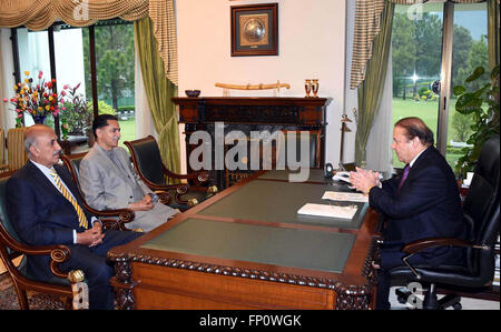 Herr Ministerpräsident, Muhammad Nawaz Sharif Austausch Ansichten mit MNA Mian Javed Latif während der Tagung bei PM Secretariat in Islamabad am Donnerstag, 17. März 2016 statt. Stockfoto