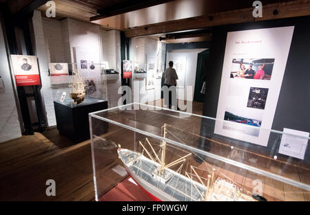 Hamburg, Deutschland. 17. März 2016. Eine Frau schaut sich um die Frauen an Bord (lit.) Frauen an Bord) Ausstellung im Maritimes Museum in Hamburg, Deutschland, 17. März 2016. Foto: DANIEL BOCKWOLDT/DPA/Alamy Live-Nachrichten Stockfoto