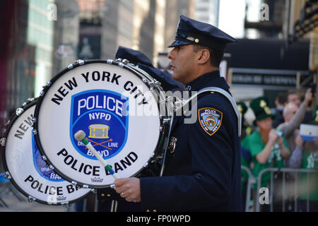 New York, USA. 16. März 2016. NYPD Band marschieren in der St. Patricks Day Parade in New York City. Bildnachweis: Christopher Penler/Alamy Live-Nachrichten Stockfoto