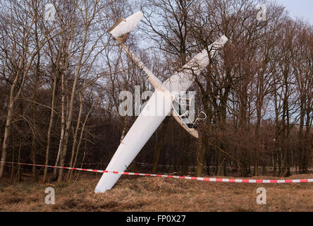 Hamburg, Deutschland. 17. März 2016. Ein Segelflugzeug nach einer gescheiterten Landung auf dem Flugplatz Bobreg in Hamburg, Deutschland, 17. März 2016 in den Bäumen hängen. Die fliegenden Lehrer und Schüler an Bord wurden bei dem Unfall nicht verletzt. Foto: DANIEL BOCKWOLDT/DPA/Alamy Live-Nachrichten Stockfoto