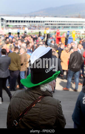 Cheltenham, Vereinigtes Königreich. 17. März 2016.  Cheltenham Festival, tag3, Cheltenham Racecourse, Gloucestershire Day drei von 2016 Cheltenham Festival.  Im Bild: Ein Rennenbesucher trägt Hut Guinness Celebate St Patricks Tag Verdienst: Lucy Ford/Alamy Live News Stockfoto