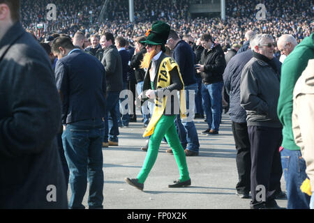 Cheltenham, Vereinigtes Königreich. 17. März 2016.  Cheltenham Festival, tag3, Cheltenham Racecourse, Gloucestershire Day drei von 2016 Cheltenham Festival.  Im Bild: Ein Rennenbesucher verkleidet, um St. Patricks Day beim Cheltenham Festival zu feiern.  Bildnachweis: Lucy Ford/Alamy Live-Nachrichten Stockfoto