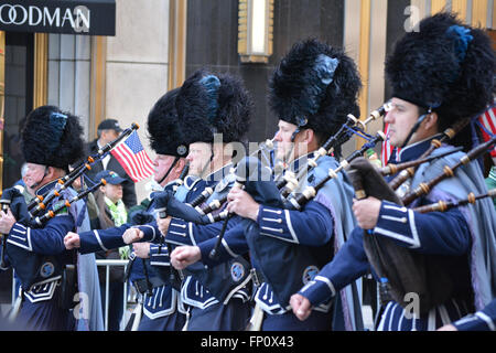 New York, USA. 16. März 2016. Dudelsackspieler in der New Yorker St. Patrick's Day Parade marschieren. Bildnachweis: Christopher Penler/Alamy Live-Nachrichten Stockfoto