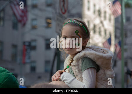 Ein junges Mädchen Uhren jährlichen St. Patricks Day Parade in New York City. 17. März 2016. Stockfoto