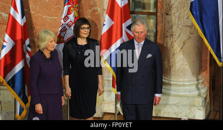 Belgrad, Serbien. 17. März 2016. Britische Prince Charles (R), Prince Of Wales und seine Frau Camilla (L), Herzogin von Cornwall, posieren für Fotos mit Präsident des serbischen Parlaments Maja Gojkovic (C) bei einem Empfang des serbischen Parlaments in Belgrad, Serbien, am 17. März 2016. Prinz Charles und seine Frau Camilla haben einen 2-Tages-Besuch in Serbien. Bildnachweis: Predrag Milosavljevic/Xinhua/Alamy Live-Nachrichten Stockfoto