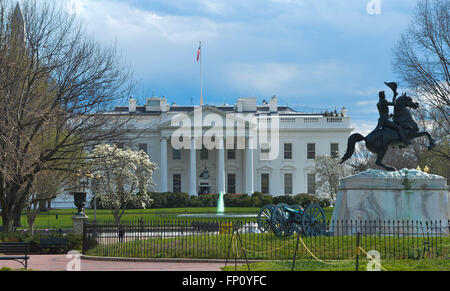 Washington, DC, USA. 17. März 2016. Brunnen auf der Nordseite des weißen Hauses wird grün für St. Patricks Day in Washington, D.C., Hauptstadt der USA, 17. März 2016 gefärbt. © Bao Dandan/Xinhua/Alamy Live-Nachrichten Stockfoto