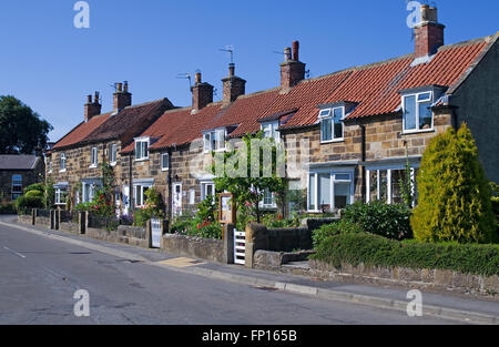 Reihe von attraktiven alten terrassierten Stein gebauten Hütten mit roten pantiled Dächer in Great Ayton Village, North Yorkshire, England UK Stockfoto