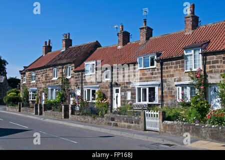 Reihe von attraktiven alten terrassierten Stein gebauten Hütten mit roten pantiled Dächer in Great Ayton Village, North Yorkshire, England UK Stockfoto