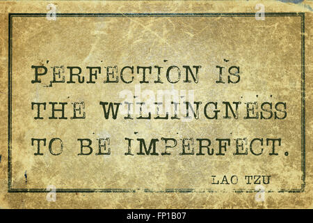 Perfektion ist die Bereitschaft, unvollkommen - antike chinesische Philosoph Laotse Zitat auf Grunge Vintage Karton gedruckt Stockfoto