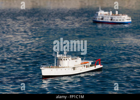 Segelmodellschiffe, Kleinboote und Yachtmodelle in Wallasey, UK. Der Modellbootsee in New Brighton wird nach einer großen Säuberung am 16. März 2016 wieder eröffnet. Wirral Council, zusammen mit United Utilities, haben dem See eine gute saubere bereit für Modell Bootsfahrer in der kommenden Saison für, Modell, Replik, Boot, Schiff, Segel, Holz, Segelboot, alt, Schiff, Vintage, Handwerk, klein, Miniatur, retro, Holz, betrieben von der Wallasey Model Boat Society. Stockfoto