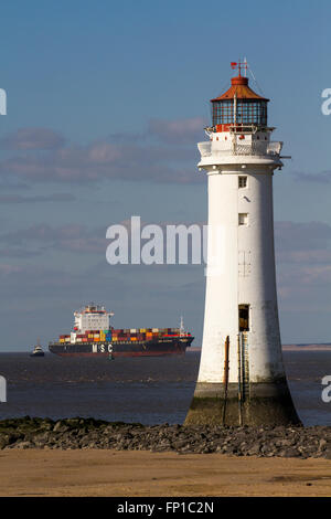 MSC ALYSSA Containerschiff Ankunft im Hafen von Liverpool am 16. März 2016 von New Brighton auf Wirral, UK gesehen. Stockfoto