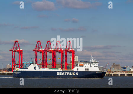 Operative Cantilever Rail-Mounted Gantry (CRMG)-Krane in Liverpool, River Mersey, Großbritannien. Seatruck Ferry Ltd, ein Güterverkehr nach N.Ireland, der Schiff an Landkrane STS halbautomatische Cantilever Rail Mounted Gantry 'Megamax' Quayside Cranes (CRMG) überführt. Liverpool 2 ist der neue Tiefwassercontainer-Terminal von Peel Ports. Das £300 Millionen-Investitionsprogramm von Peel Ports zur Erweiterung und Entwicklung des bestehenden Hafens von Liverpool wird Liverpool2 zum größten transatlantischen Tiefseehafen und Containerterminal Großbritanniens machen. Stockfoto