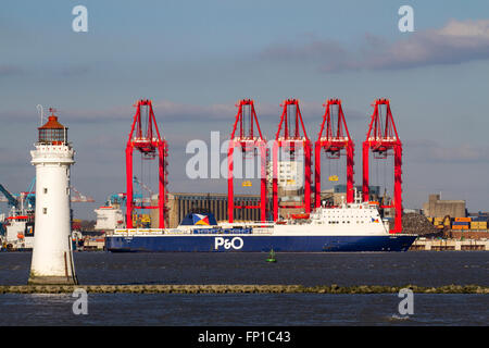 NORBAY P & O Ro-Ro-Fahrgastschiff Ankunft in Port Livepool, Merseyside UK, von New Brighton an der Wirral gesehen. UK Stockfoto