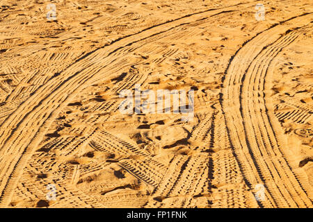 in den Sand und Richtung Textur Oman Wüste Spuren von einigen Autos Stockfoto