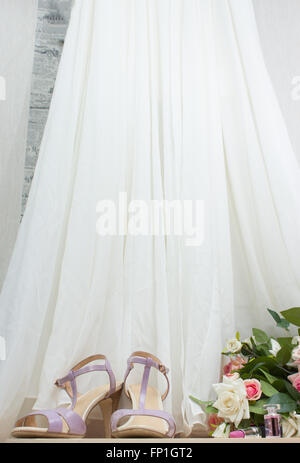 Hochzeit, Accessoires, Schuhe und rose Bouquet auf Holzboden Stockfoto