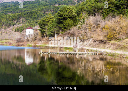 Steinerne Windmühle und hölzerne Pier Reflexion über Cubuk See in der Nähe von Göynük, Bolu Stockfoto