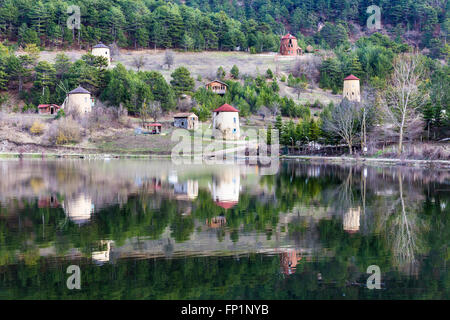 Blick auf steinernen Windmühlen und Wald Spiegelung auf dem Wasser am Cubuk-See in der Nähe von Göynük Provinz in der Türkei Bolu Stockfoto