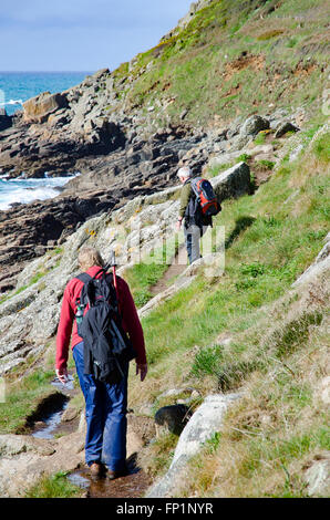 Menschen zu Fuß auf der Südwest Küste Wanderweg in der Nähe von später in Cornwall, England, UK Stockfoto