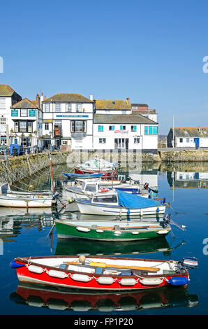 Kleine Fischerboote am Custom House Quay in Falmouth, Cornwall, England, UK Stockfoto