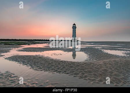 New Brighton Leuchtturm Barsch Rock Reflexion Strand Sand Meer Sonnenuntergang Stockfoto