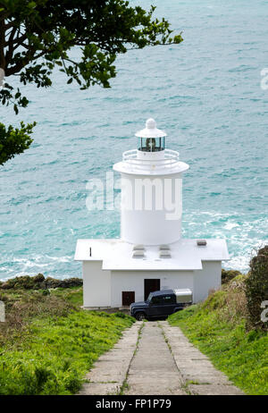 Tater Du Leuchtturm in der Nähe von später Bucht in Cornwall, England, UK Stockfoto