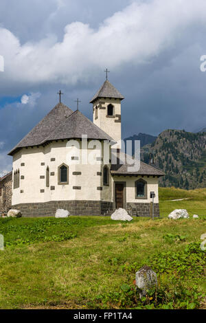 Kleine Kirche inmitten der Dolomiten, am Passo San Pellegrino Stockfoto