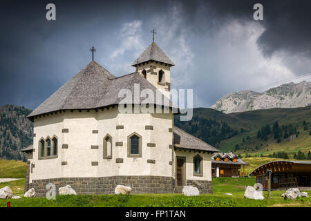 Kleine Kirche inmitten der Dolomiten, am Passo San Pellegrino Stockfoto