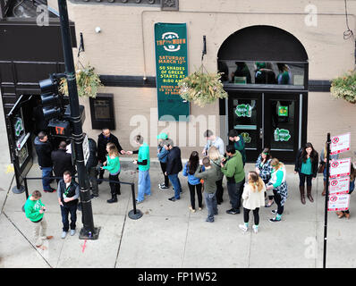 Der St. Patrick's Day Feier beginnt früh in Chicago als Gönner für ein. Brunch am Fluss nördlich der Nachbarschaft. Chicago, Illinois, USA. Stockfoto