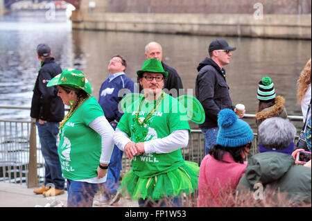 Menschen am Riverwalk entlang des Chicago River in Erwartung des Flusses gefärbt sein Grün für den St. Patrick's Day Holiday. Chicago, Illinois, USA. Stockfoto