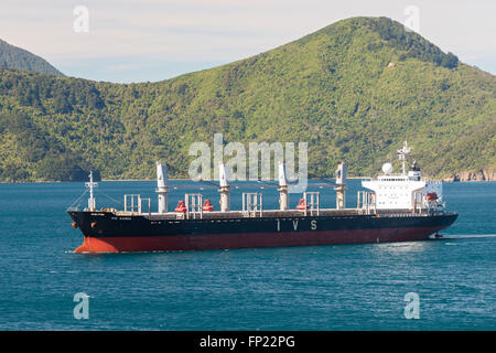 PICTON, Neuseeland - 14. Dezember 2015: Bulk Carrier Schiff IVS Kanda segelt nach Picton Port, New Zealand. Stockfoto