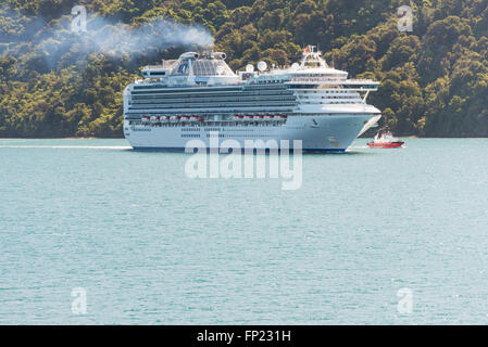 PICTON, Neuseeland - 14. Dezember 2015 - Passagier Kreuzfahrtschiff Diamond Princess verlässt den Picton Hafen während seiner New Zealand WOC Stockfoto