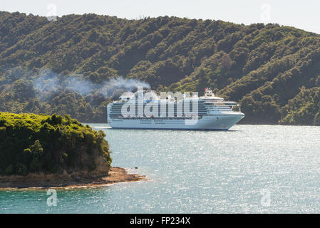 PICTON, Neuseeland - 14. Dezember 2015 - Passagier Kreuzfahrtschiff Diamond Princess verlässt den Picton Hafen während seiner New Zealand WOC Stockfoto