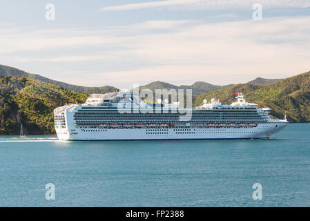 PICTON, Neuseeland - 14. Dezember 2015 - Passagier Kreuzfahrtschiff Diamond Princess verlässt den Picton Hafen für die Neuseeland-Kreuzfahrt. Stockfoto