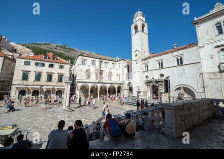 Glockenturm und Sponza-Palast am Ende der Stradun (oder Placa) Street, Luza-Platz der Altstadt der Stadt Dubrovnik, Kroatien Stockfoto