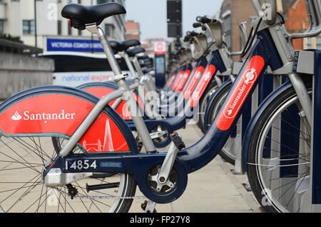 Santander fährt in einer Docking-Station. Öffentliches Fahrradverleihsystem in London. Die Fahrräder des Programms sind im Volksmund als Boris Bikes bekannt Stockfoto