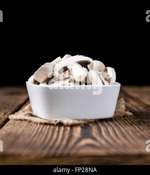 Portion Champignons (Nahaufnahme) auf Vintage Holz-Hintergrund Stockfoto