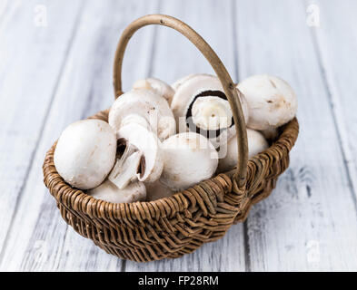 Portion frische weiße Champignons (Tiefenschärfe) auf hölzernen Hintergrund Stockfoto