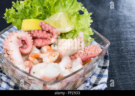 Gemischte Meeresfrüchtesalat mit Tintenfisch, Muscheln und Garnelen (detaillierte Studio gedreht) Stockfoto