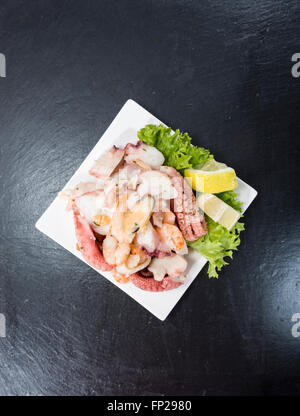 Gemischte Meeresfrüchtesalat mit Tintenfisch, Muscheln und Garnelen (detaillierte Studio gedreht) Stockfoto