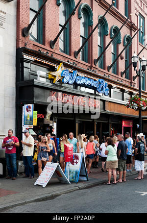 Menschen Sie stehen vor der Karaoke-Bar in Nashville Tennessee Stockfoto