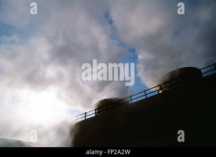 Dampf steigt vom Kühlturm; Industrieanlage Stockfoto