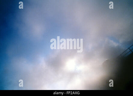 Dampf steigt vom Kühlturm; Industrieanlage Stockfoto