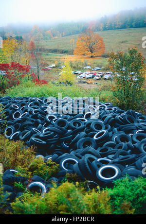 Alte verwendet Autoreifen in Deponien Stockfoto