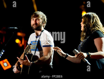 Dave Haywood & Hillary Scott von der Country-Musik-Gruppe "Lady Antebellum" Performing beim CMA Music Festival in Nashville Stockfoto