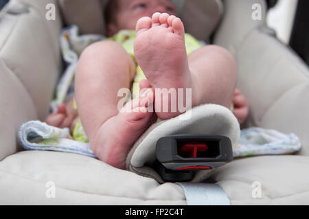 Mollig Füße eines neugeborenen Jungen im Kinderwagen unterwegs einen Spaziergang draußen auf der Straße Stockfoto